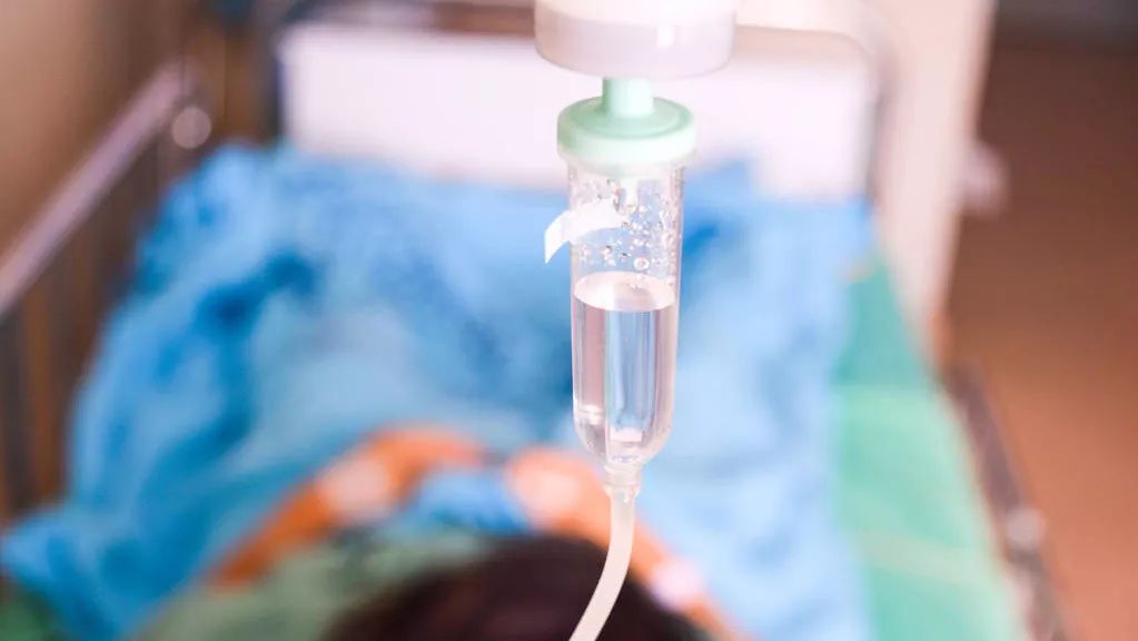 我已经虚弱到不能坐着输液了,于是护士给我安排了可以躺着的病床