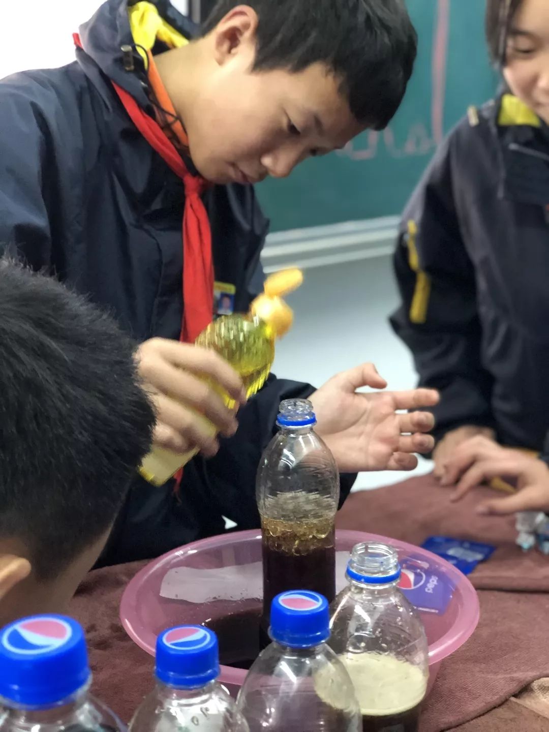 初一9班可乐也能做实验