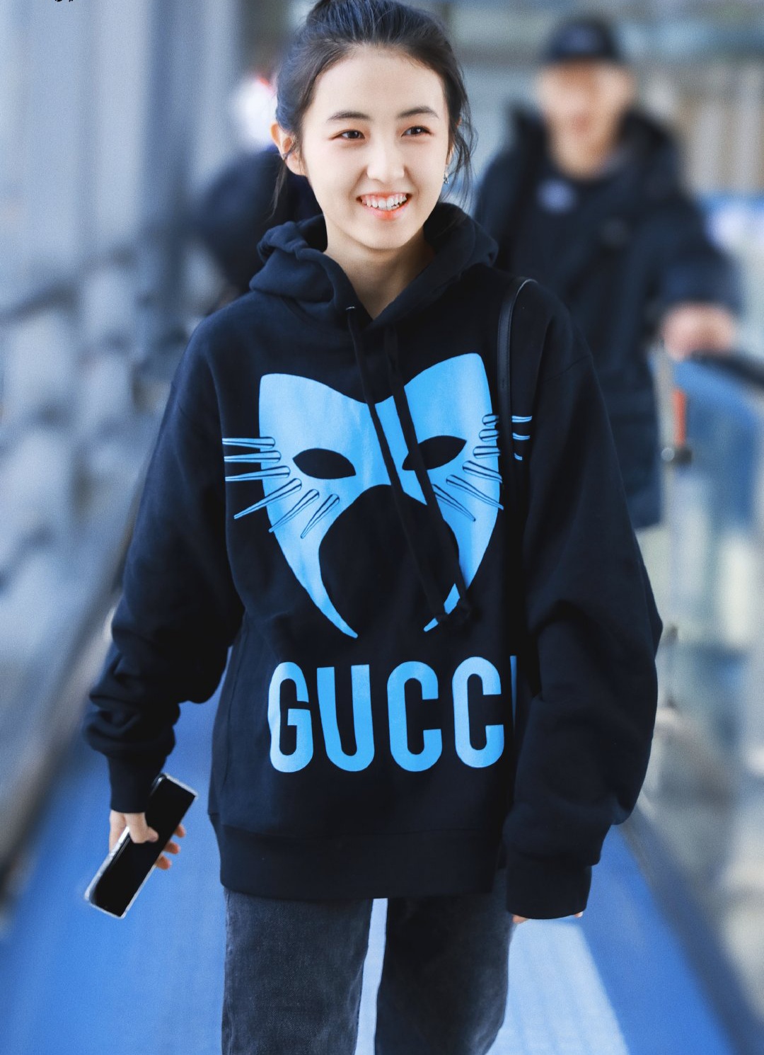 张子枫青岛宣传《宠爱》,软糯毛衣搭配双马尾可爱呆萌!