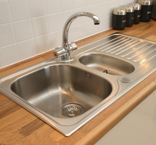 定制橱柜水槽下为啥有冷凝水请师傅回家一看少做了一步吃大亏