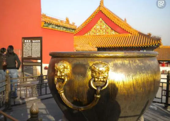 古人为了防火在房梁上挂一张让人害羞的避火图