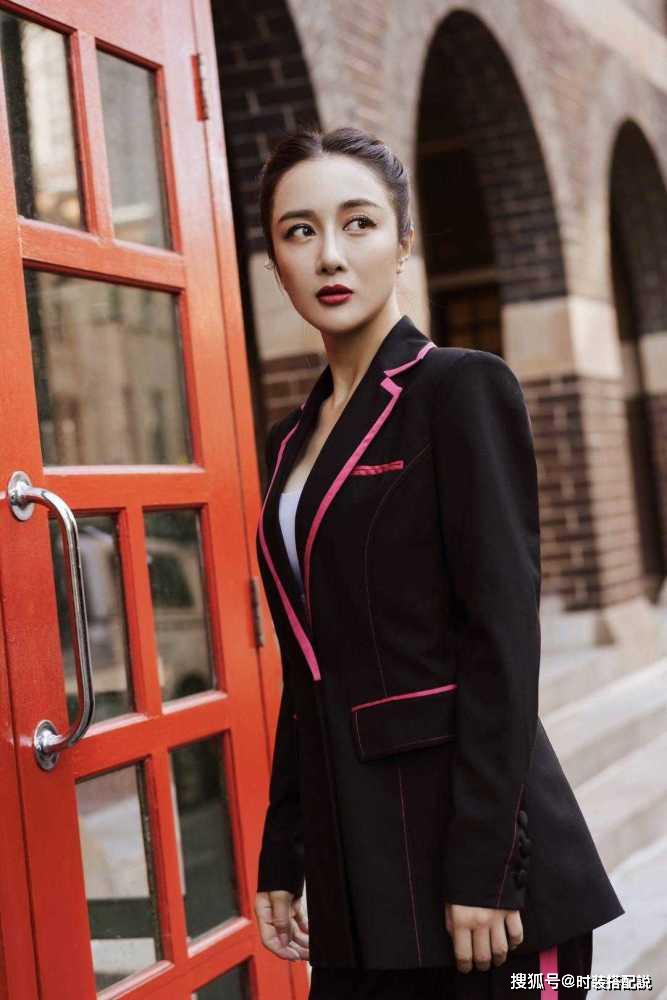 李依晓真有女神范,扎发搭配西服look套装街拍太美了!