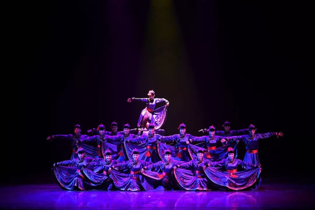 关注红色文艺轻骑兵乌兰牧骑大型文艺巡演