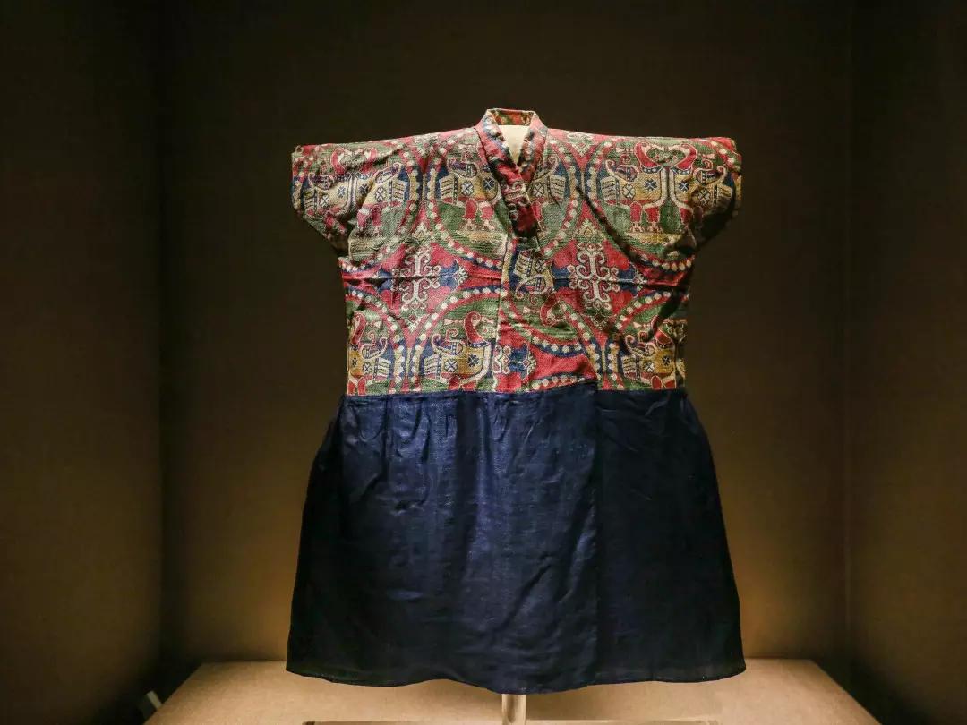 比如说这套极为罕见的古代丝绸成衣,就是吐蕃时期的一套贵族童装:而