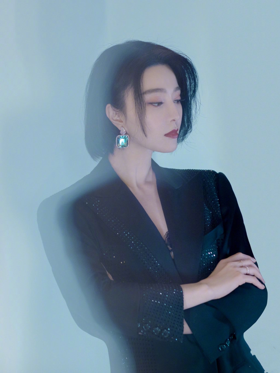 原创范冰冰果然霸气,再登新加坡开年刊封面,七彩裙配粉色烟熏妆好绝