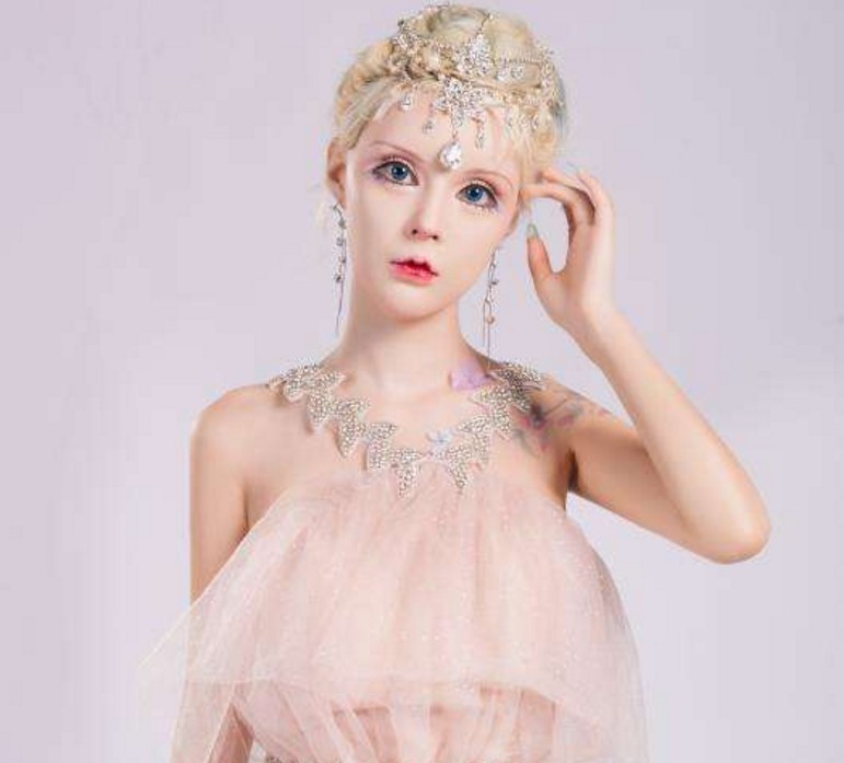 她被称为"现实版真人芭比",嘴巴小到要靠喂食,卸妆后大跌眼镜_网友