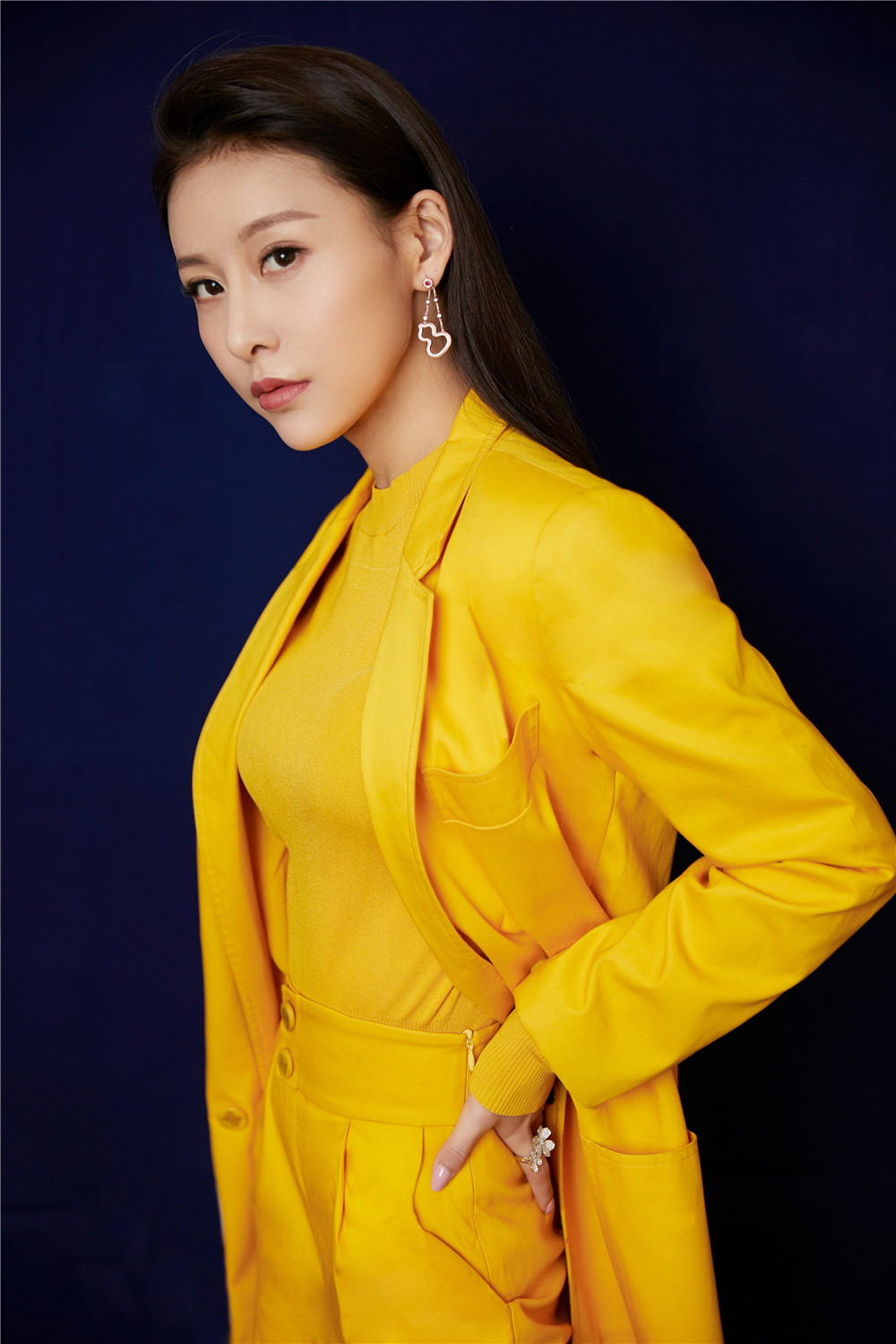 贾青亮相央视跨年直播活动斜杠青年秒变迷妹