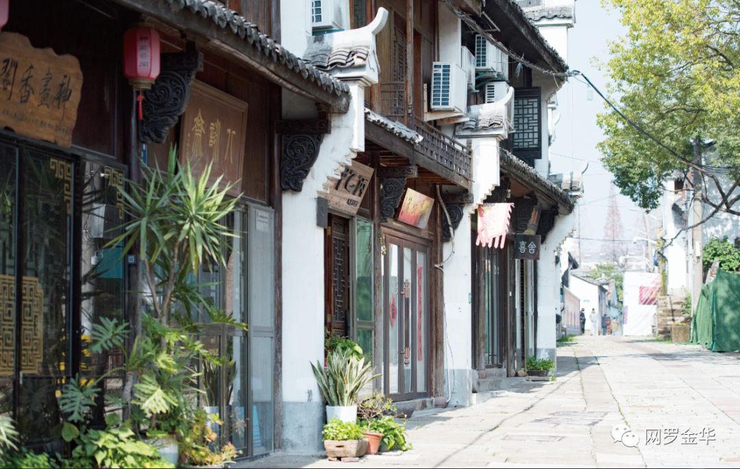 据婺州文旅万佛塔景区运营管理陈晓云介绍,酒坊巷内引进了特色餐饮