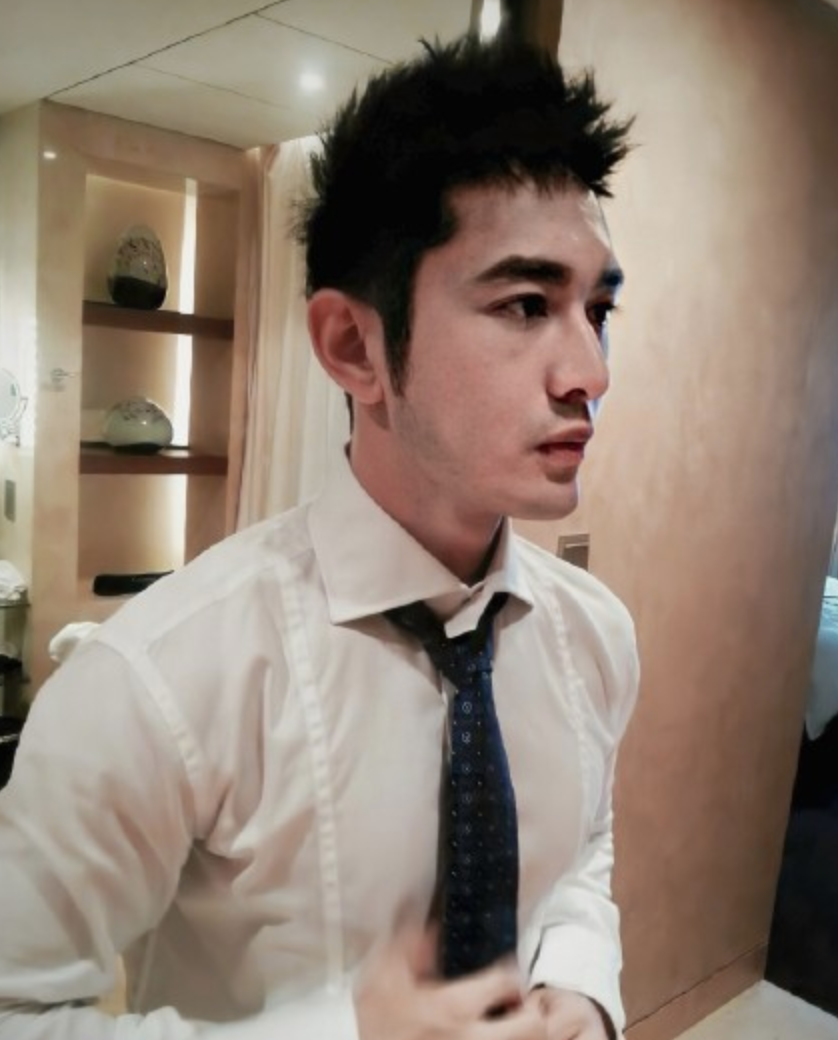 黄晓明晒直男视角自拍,头发凌乱微湿,反遭自家员工"嫌弃"
