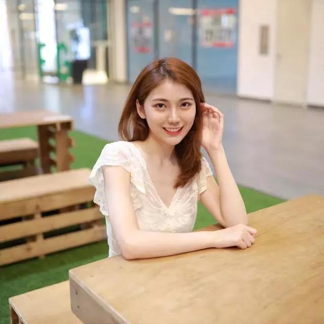 21岁美女飞行员夺得国际华裔小姐大赛人气女神奖