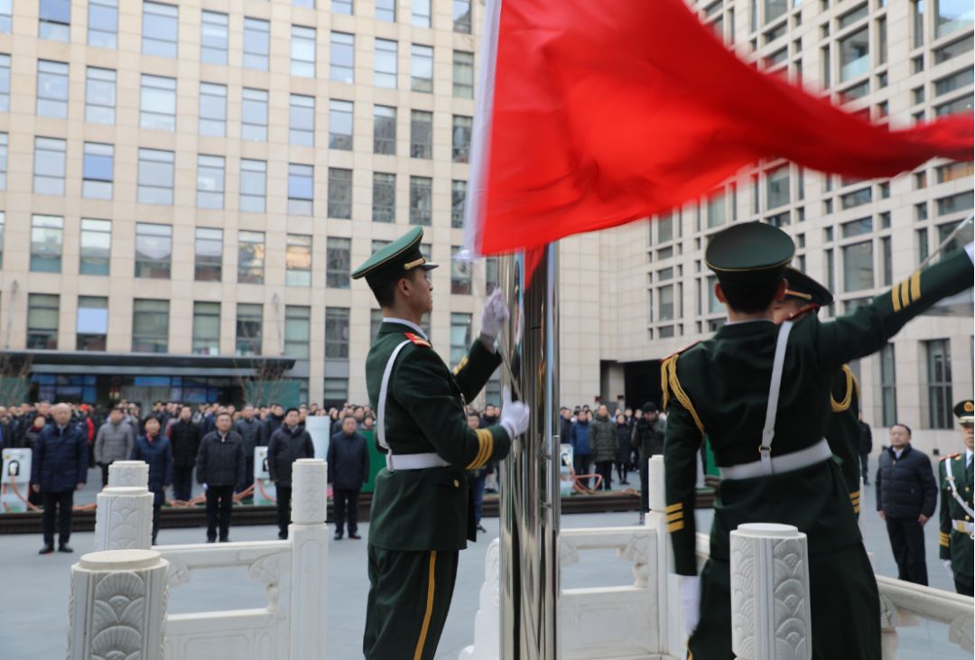庄严的升国旗仪式机关干部参加升旗仪式区四套班子领导和升国旗仪式我