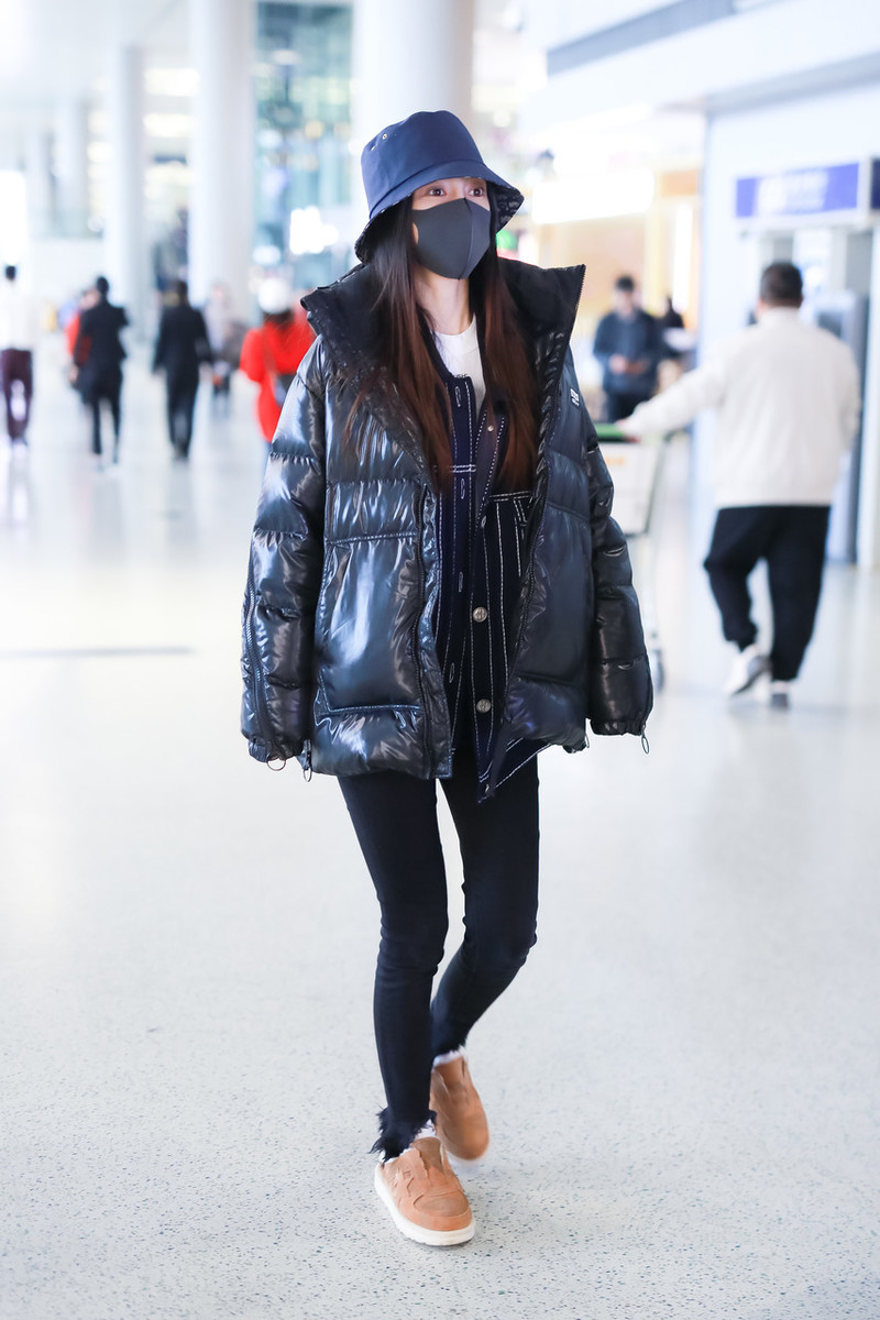 杨颖穿羽绒服走机场条纹衬衫展现文艺气质看腿也就80斤