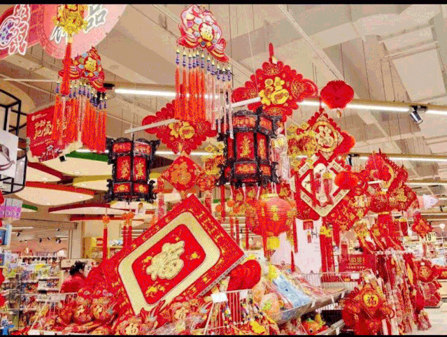 盛弘城欧宜超市挂灯笼贴春联买年货这红红火火的年味您感受到了吗