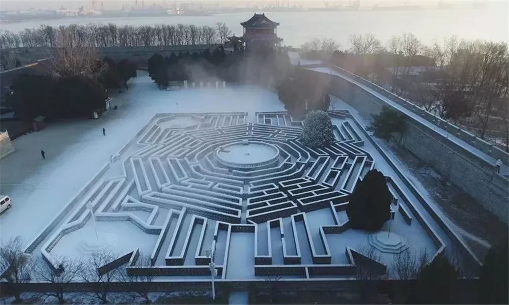 游走在八卦阵与白雪自然组合而成的迷宫在宁海城前两侧大道观赏冬季
