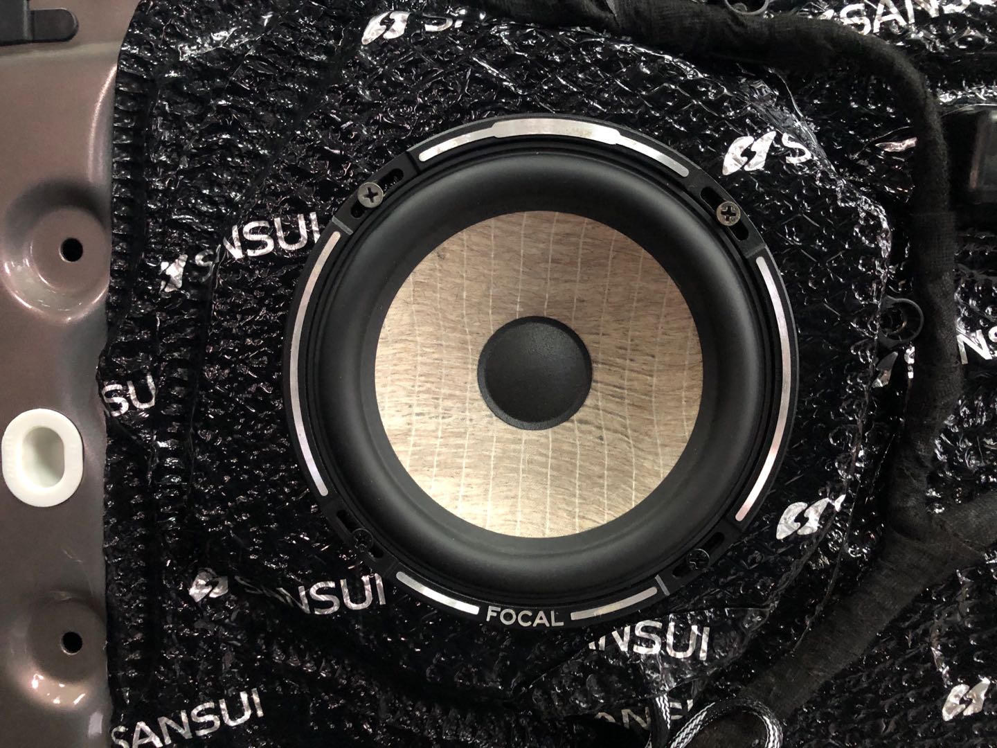 汕头星悦汽车音响路虎发现4升级四门隔音降噪音响改装法国劲浪3分频