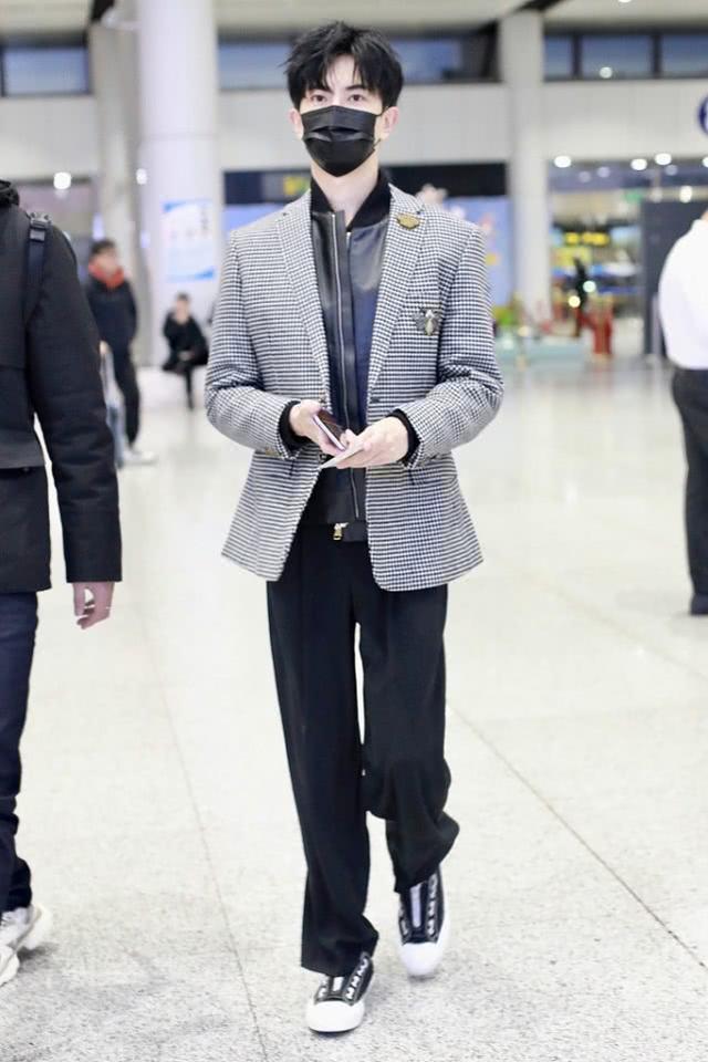 于朦胧帅照西装配皮裤玩混搭戴口罩遮脸难掩英俊脸庞