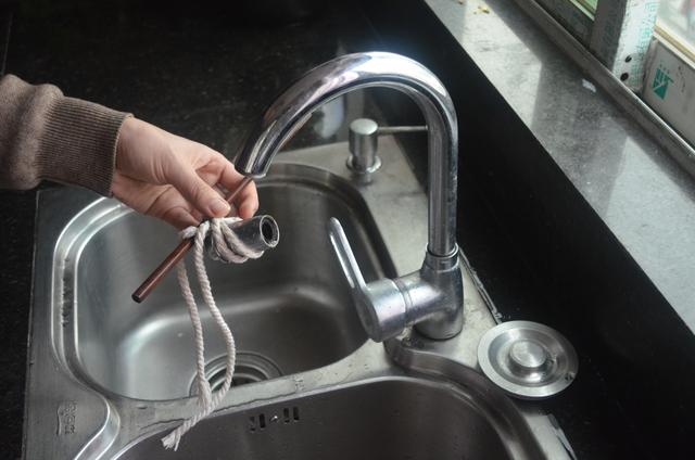 不管家里有钱没钱水龙头上放一根绳子用途真厉害省钱又实用