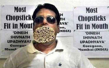 女子拥有世界上最小的嘴巴连根火腿肠都塞不进去网友樱桃小嘴