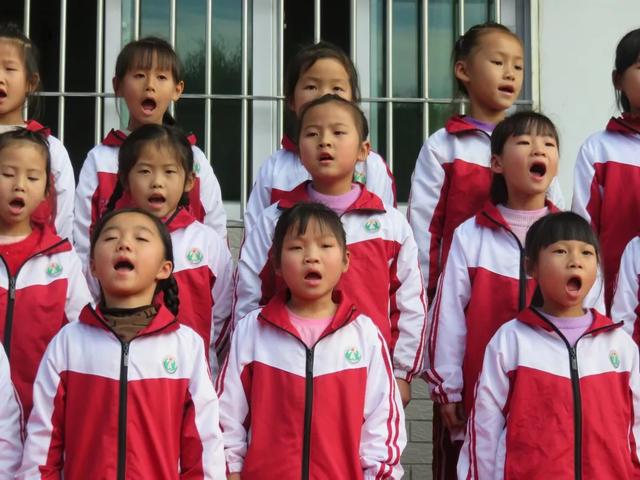 漳平市西園中心學(xué)校舉行“唱響美麗校園-慶元旦”歌詠比賽(圖2) 漳平市西園中心學(xué)校舉行“唱響美麗校園-慶元旦”歌詠比賽(圖2)