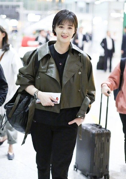 原创蒋欣穿皮衣夹克太帅气,搭配烟管裤运动鞋走机场,看不出有110斤