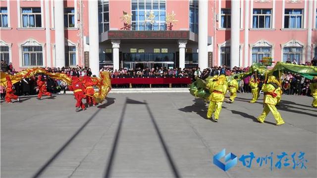 甘州區(qū)大滿中心學(xué)校開展“龍獅起舞迎新”活動慶元旦(圖2) 甘州區(qū)大滿中心學(xué)校開展“龍獅起舞迎新”活動慶元旦(圖2)