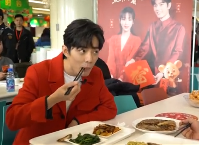 肖战食堂吃饭别人都拿一整盘肉看到他拿的东西活该你瘦