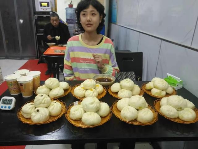 92斤00后女孩参加比赛,竟一口气吃下50个包子!
