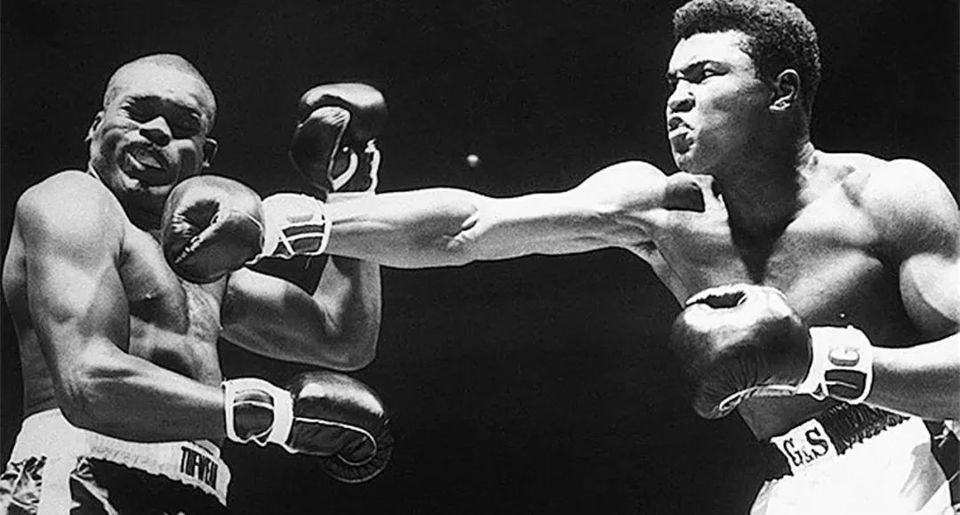 曾有一个记者问拳王阿里:"你每天做多少个仰卧起坐?