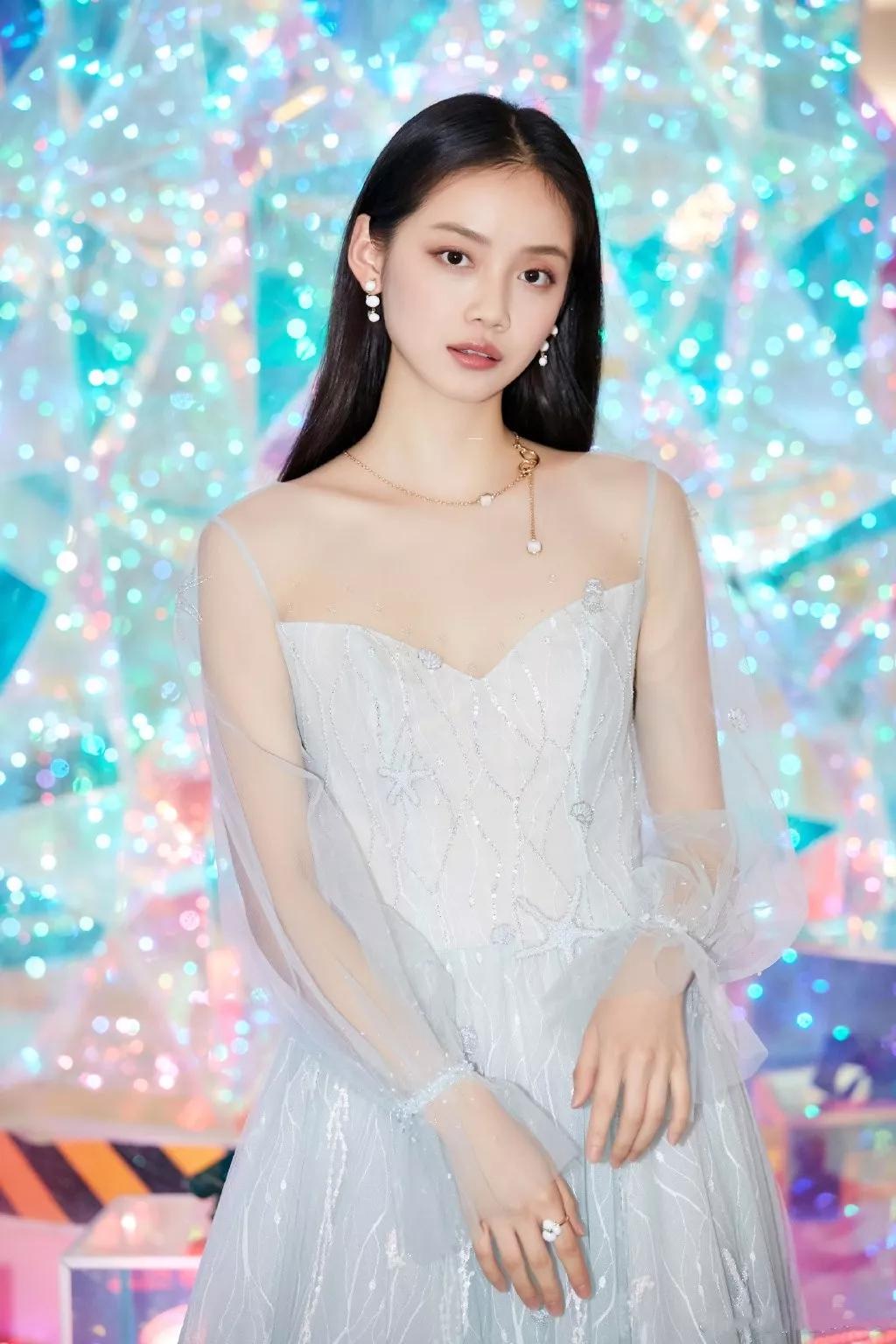孙伊涵出席2019芭莎美妆大奖,荣获2019年度新锐魅力艺人大奖
