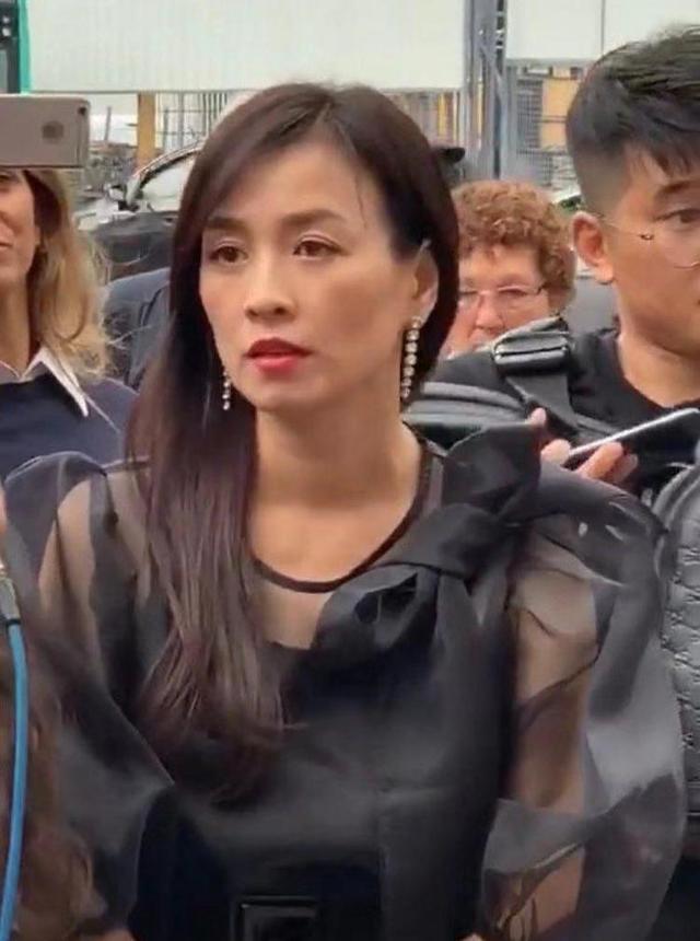 张庭快50岁状态虽佳但法令纹初现脸部下垂酒窝少女还是老了