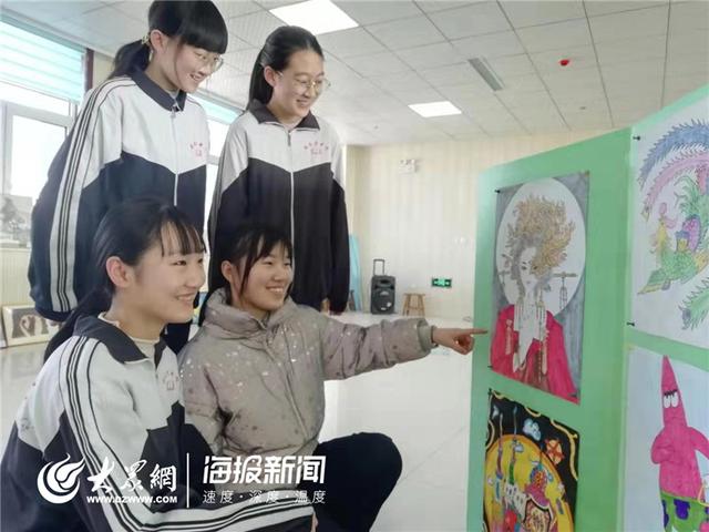 德州经开区抬头寺镇中学展出300余幅书画迎元旦(图1)