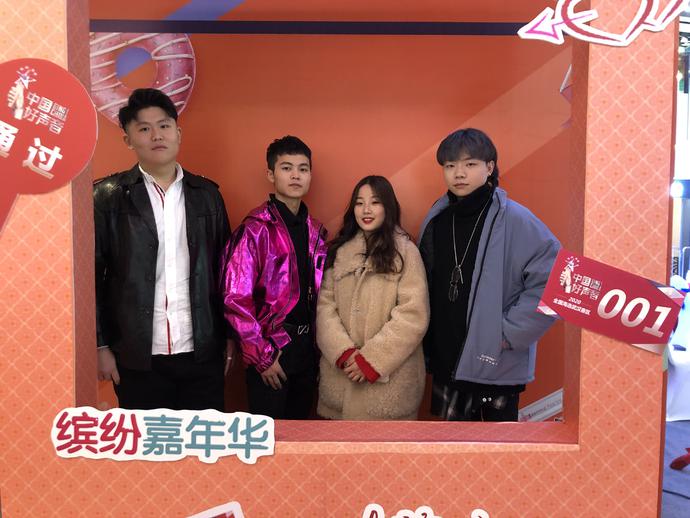 从左至右依次为:侯杰,王佳乐,张露馨,邓杰中武汉中南商圈—帝斯曼购物