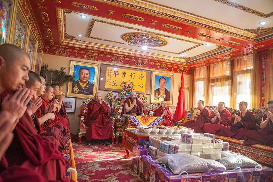 腊月初六日,普宁寺住持莫日根图法师带领僧团特别诵《吉祥开光经》