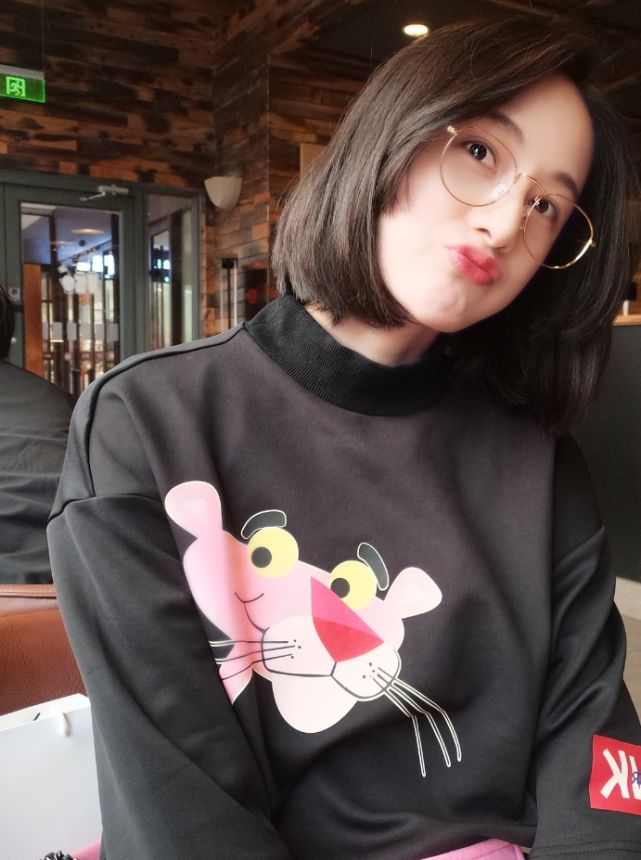 原创还记得《旋风少女》的方婷宜吗?如今戴上眼镜后,29岁似19岁少女