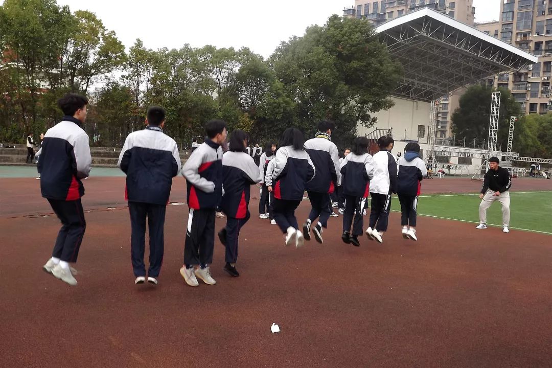 龙泉一中第十三届校园文化艺术节盛况空前喜迎元旦盛会