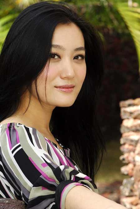 她12次登上春晚,丈夫是科学家,今42岁的她身价不菲_谭晶