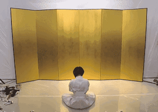 作画之前要先冥想找到灵感,一次公开的表演中,一个多小时的作画时间