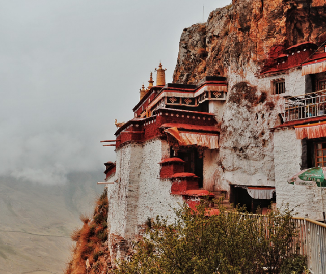 西藏许愿最灵的寺庙,在4000米的悬崖之上,千百年来香火从未断过