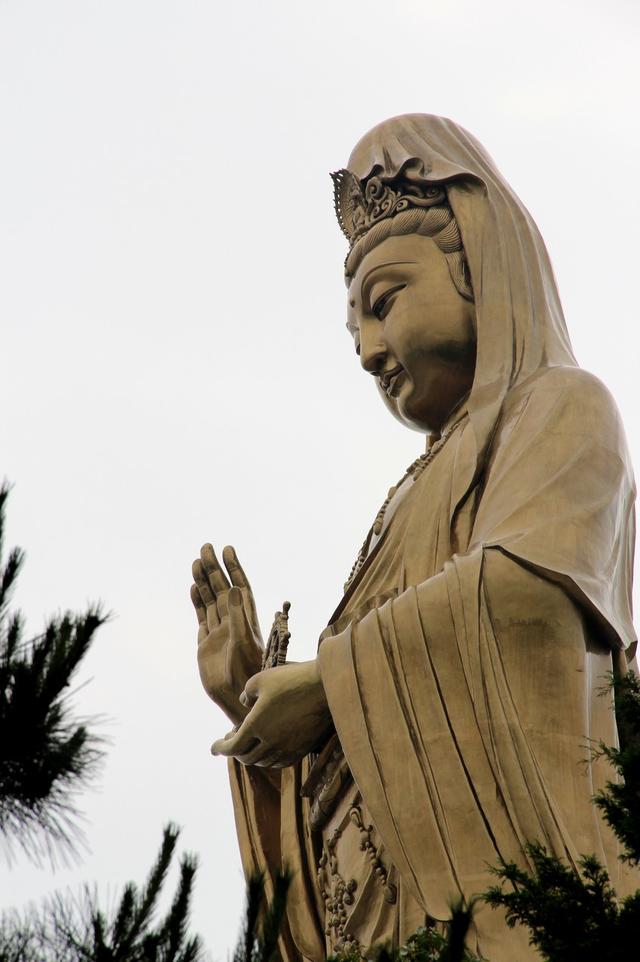 南海观音立像在普陀山上,坐落于双峰山南端的观音跳山岗上