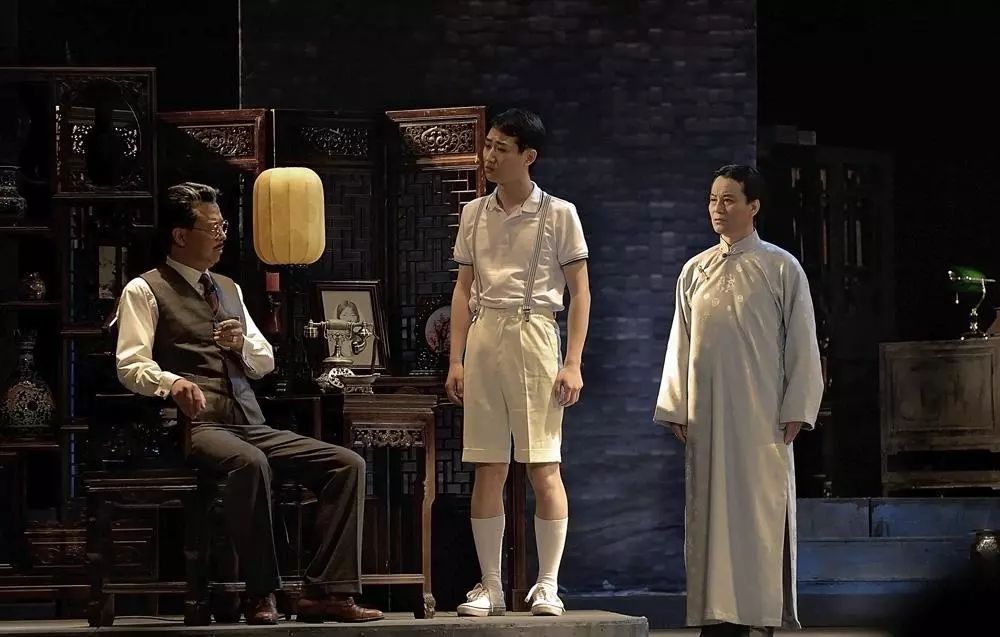 《雷雨》一直被认为是遵从古典戏剧"三一律"法则的典范,那个雷雨夜晚