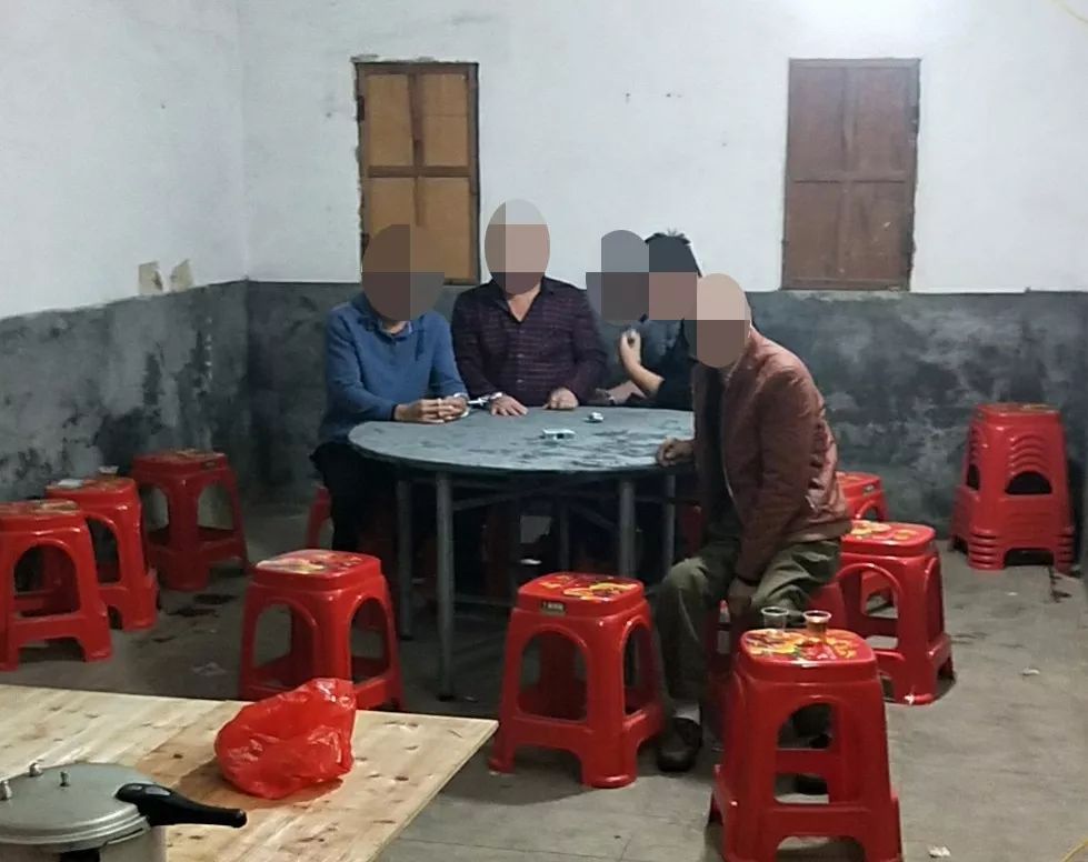 漳州警方连端两个赌博窝点抓获17名嫌疑人