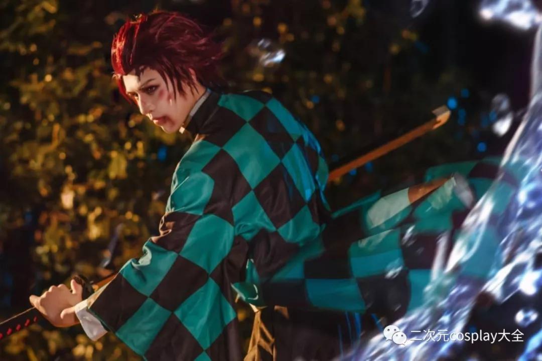 鬼灭之刃灶门炭治郎cos场景与动作氛围怎一个帅气了得