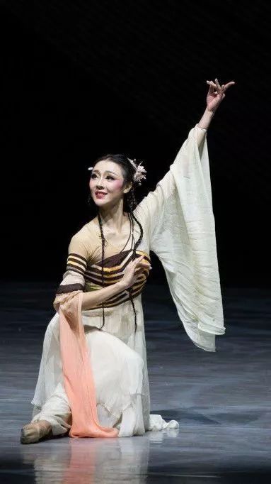 舞蹈风暴颜值美女王念慈从小就是大长腿的桃李杯选手