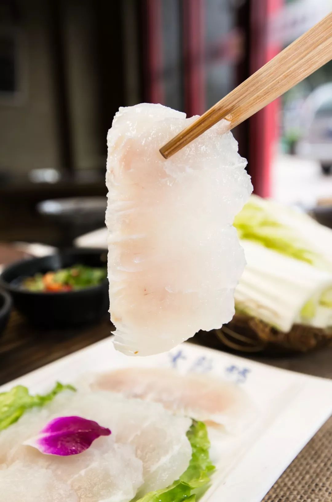 一片片厚切大块的龙利鱼,肉眼可见的晶莹,十分诱人,最重要的是无骨无