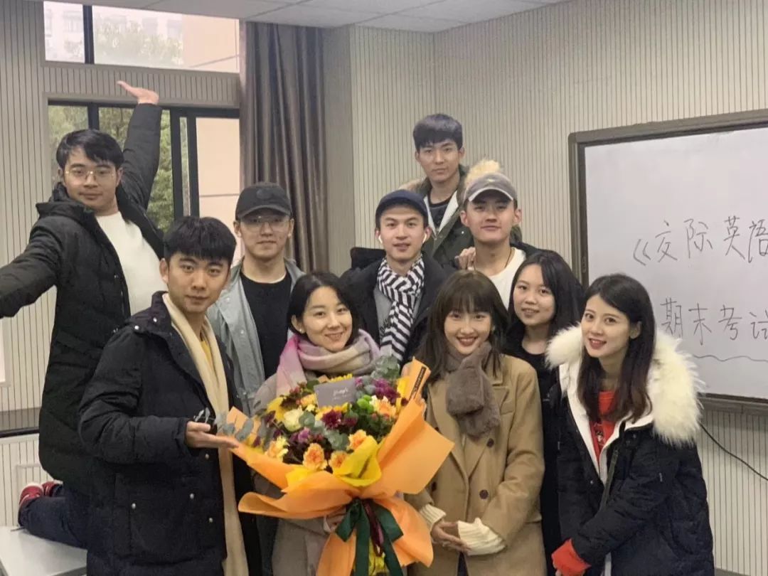 赵昭仪在学校和老师,同学的合照在播音主持艺术学院卢彬老师的眼里,赵