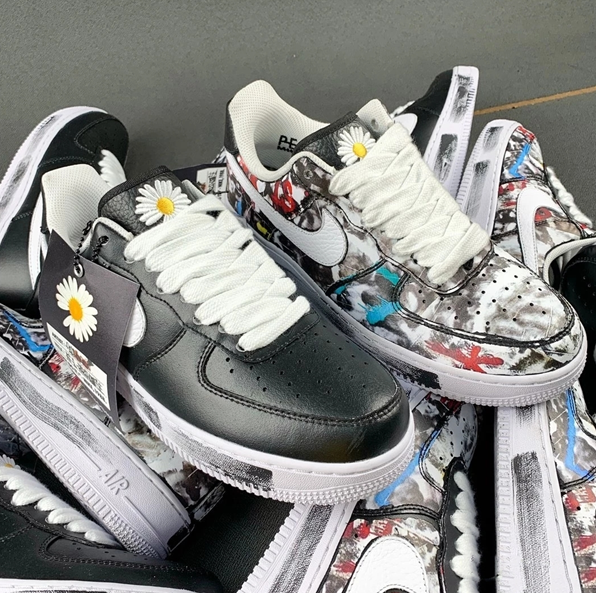 Nike x AF1权志龙小雏菊空军刺绣涂鸦鞋带真假对比鉴定_版本
