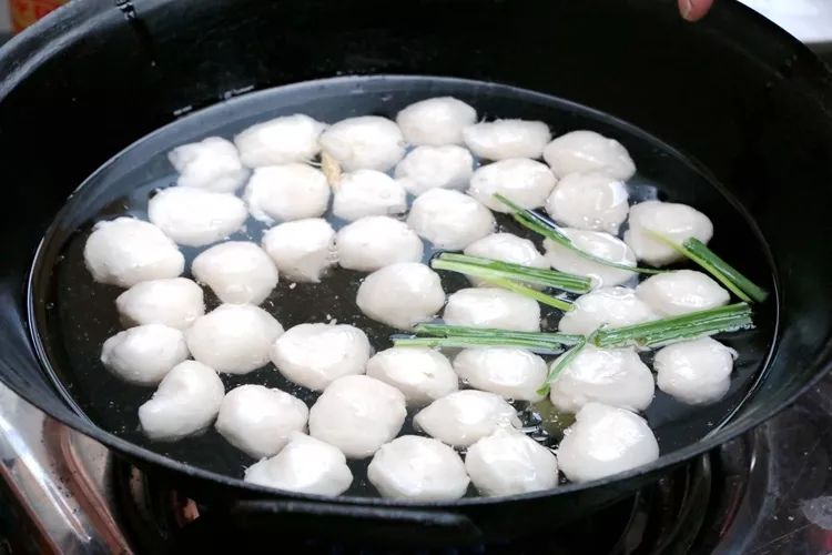 将球丸放入温水中定型,稍许时间后再加入冰水冷却,使得鱼丸中间细密的