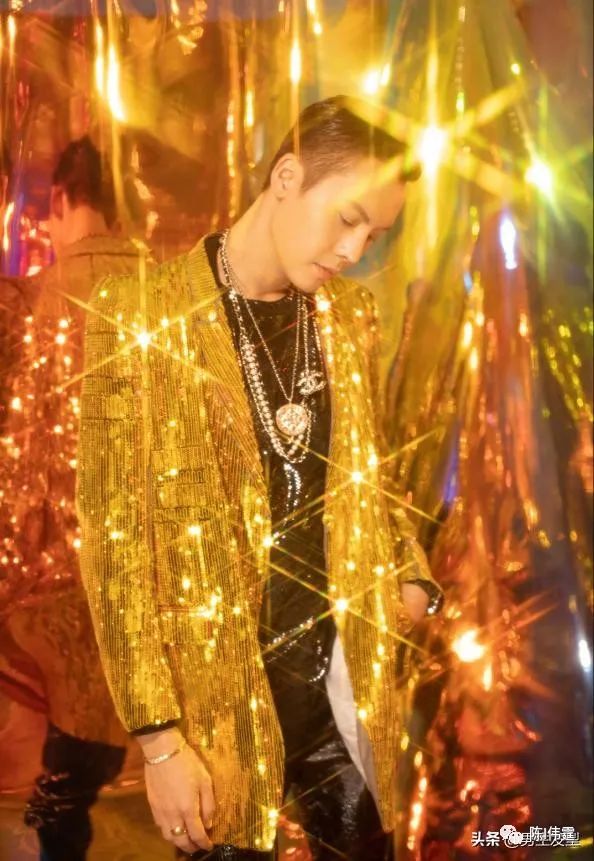 陈伟霆跨年唱野狼disco,背头发型不油腻,金色西装造型太a了
