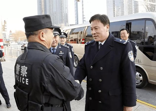 山东烟台:公安局局长到一线督导元旦安保工作慰问执勤民警