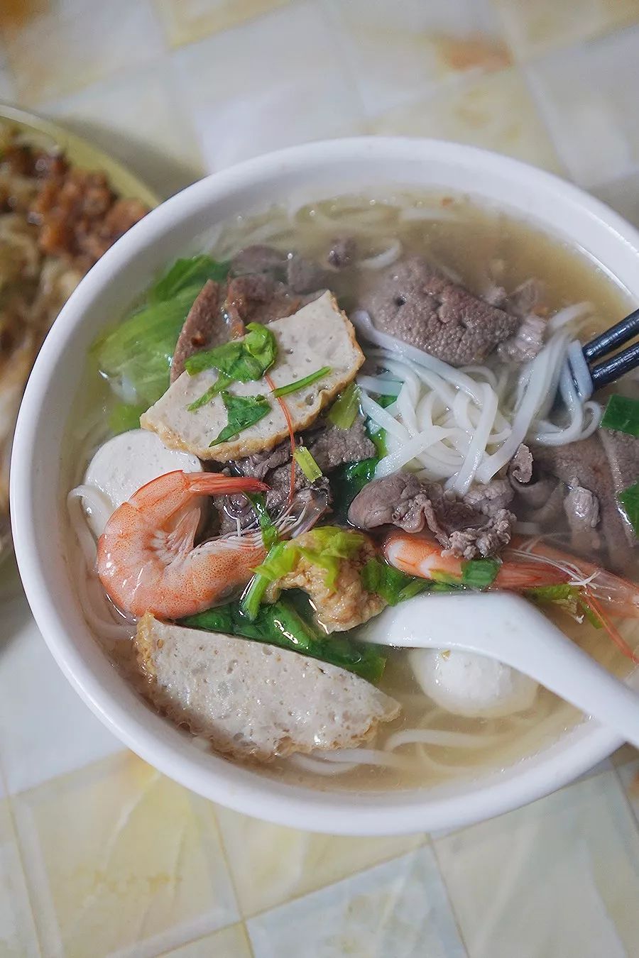 通俗点讲就是汤粿条(不是河粉),猪杂的不错,海鲜的也不错,猪杂加海鲜